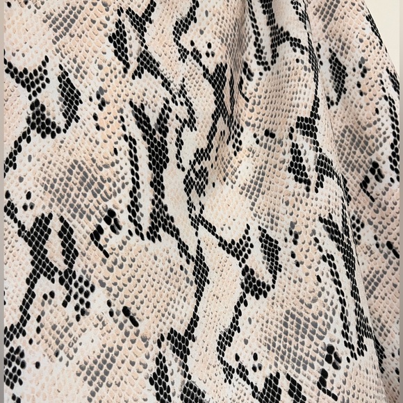 FREE with 50$ Bundle purchase EXPRESS snakeskin print razor back tank top - Picture 5 of 6